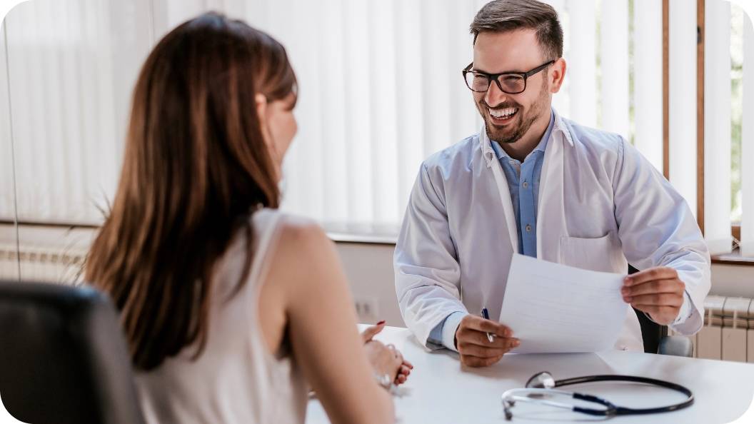 Médecin de famille souriante en consultation, symbolisant les services de médecine familiale offerts par la Clinique Médicale 360.