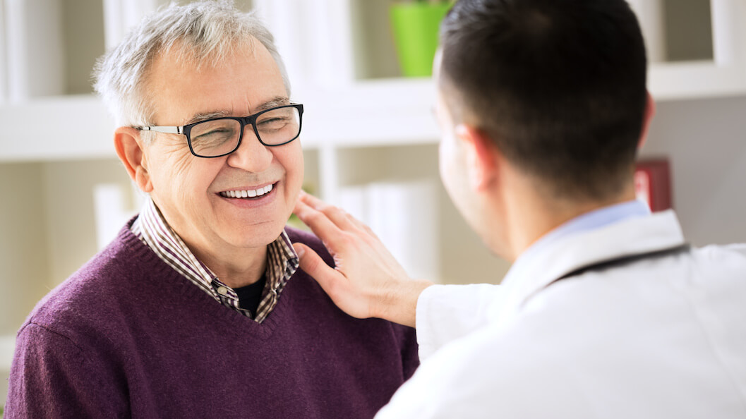 Professionnel de santé effectuant un bilan médical, illustrant les services de bilans de santé complets à la Clinique Médicale 360.