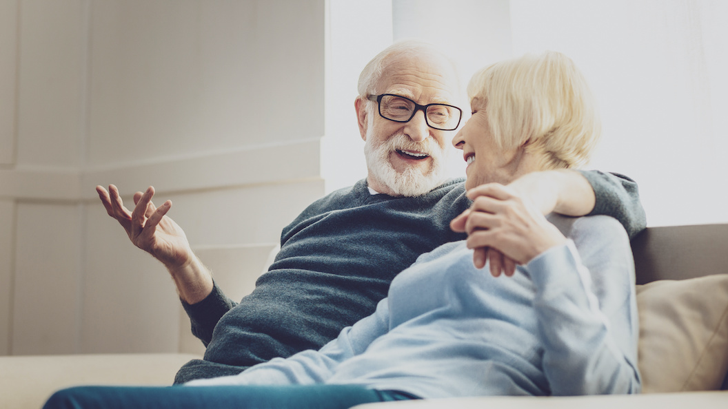 Couple âgé en pleine discussion, symbolisant le bien-être et l'accompagnement des aînés par la Clinique Médicale 360.