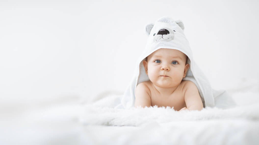 Photo d'un nouveau-né emmailloté dans une couverture douce, symbolisant les soins pédiatriques offerts par la Clinique Médicale 360.