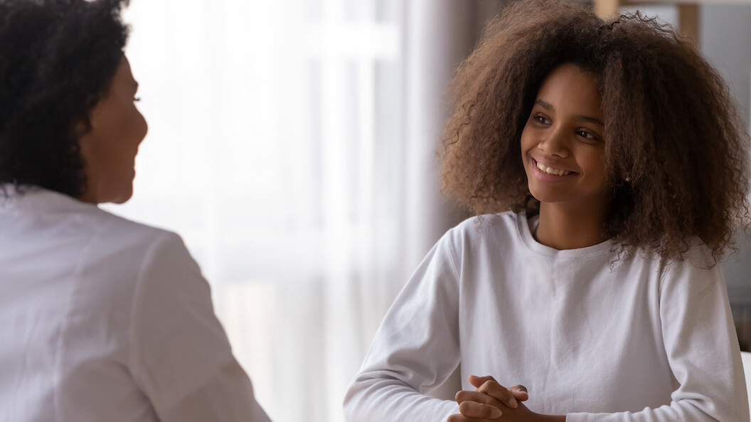Adolescent souriant en pleine consultation médicale, illustrant les services de santé pour les jeunes à la Clinique Médicale 360.